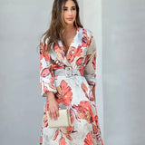 Maxikleid mit tiefem V-Ausschnitt und Gürtel