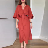 Elegantes Damenkleid mit Taillenschnürung und seitlichem Schlitz und V-Ausschnitt