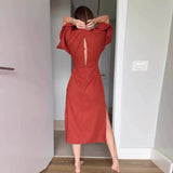 Elegantes Damenkleid mit Taillenschnürung und seitlichem Schlitz und V-Ausschnitt