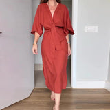 Elegantes Damenkleid mit Taillenschnürung und seitlichem Schlitz und V-Ausschnitt